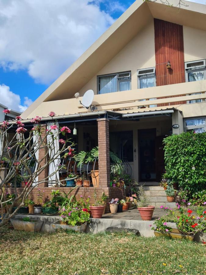 Comfy Home-Tropical Garden & 5 Min Walk To Beach Tamarin Exterior photo